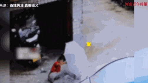 这就是暑假太闲了！”7月8日贵州遵义，几个小女孩爬到一处房顶上玩耍，竟学着电视上
