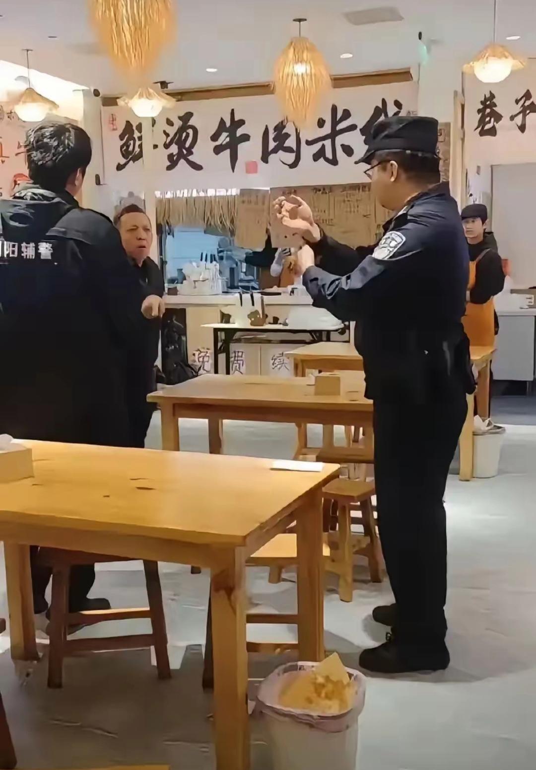 长沙粉馆惊现离谱一幕！男子吃完付账走人，10分钟后折返：谁让你们收碗？长沙