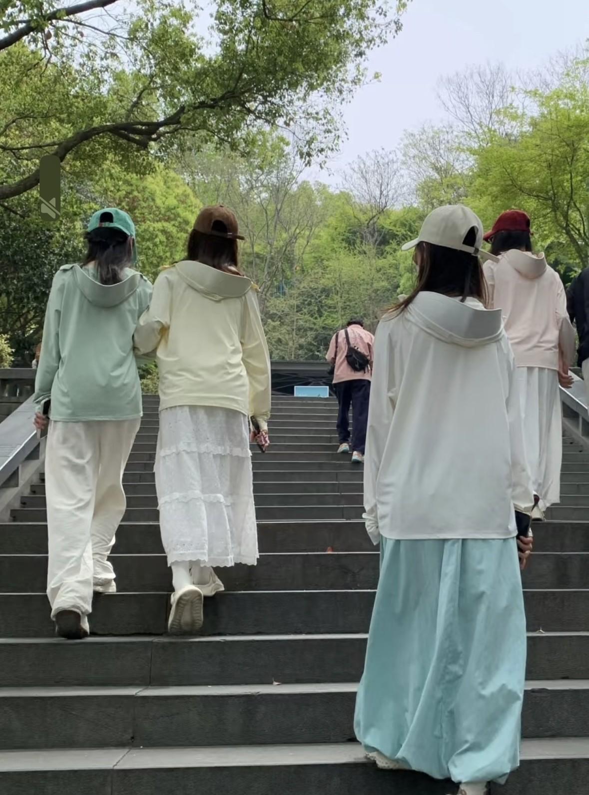 现在的人都这么穿了吗？昨天去公园散步，我发现一个有趣的现象，那就是现在很多人都开