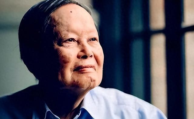 这事儿说起来真让人佩服。杨振宁在美国当教授的时候，一年能拿30万美元，那会儿这钱