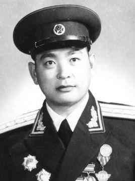 王成连，男，汉族，1923年10月出生于荣成市崖西镇西藏村。1940年7月，王成
