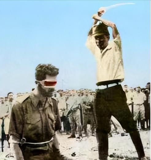 1943年，一个日本人砍下一个男人的脑袋，结果，因为这张照片，10万日本人几乎全