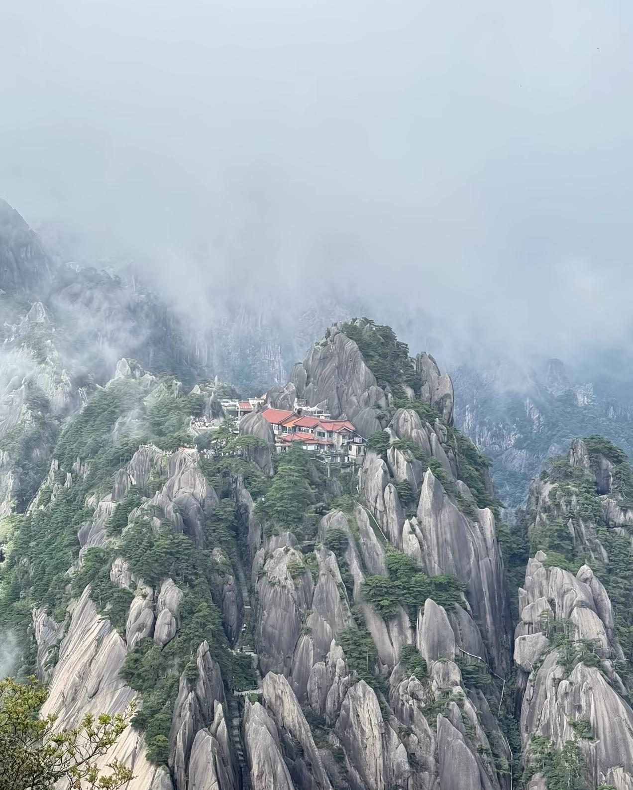 黄山归来，不看华山！两座名山有些像，却是完全两种气质。黄山胜在灵秀。
