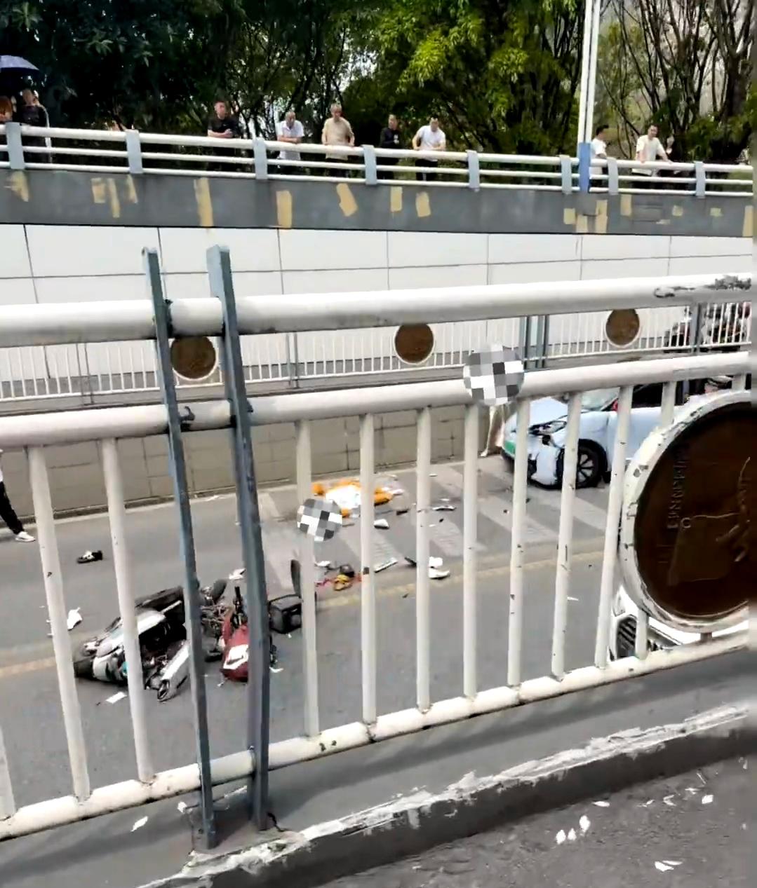 4.3柳州！为什么会有电驴在机动车隧道里啊😱一定要注意安全啊，经常看到这个隧