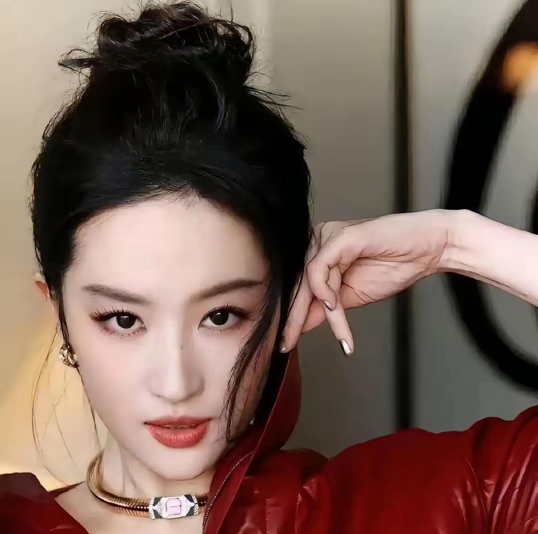 刘亦菲拍一部戏，片酬1000万。450万直接划给税务局。她是美国国籍。在中国境内