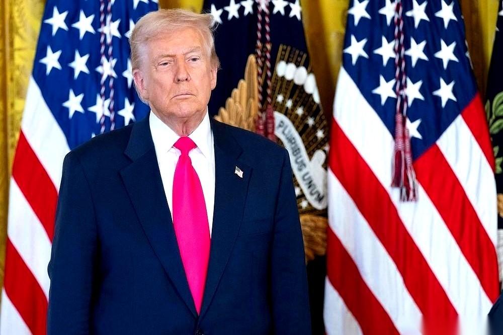 别闹了。把这俩人放一起，是对历史的侮辱，也是对那600万冤魂的不尊重。真的。