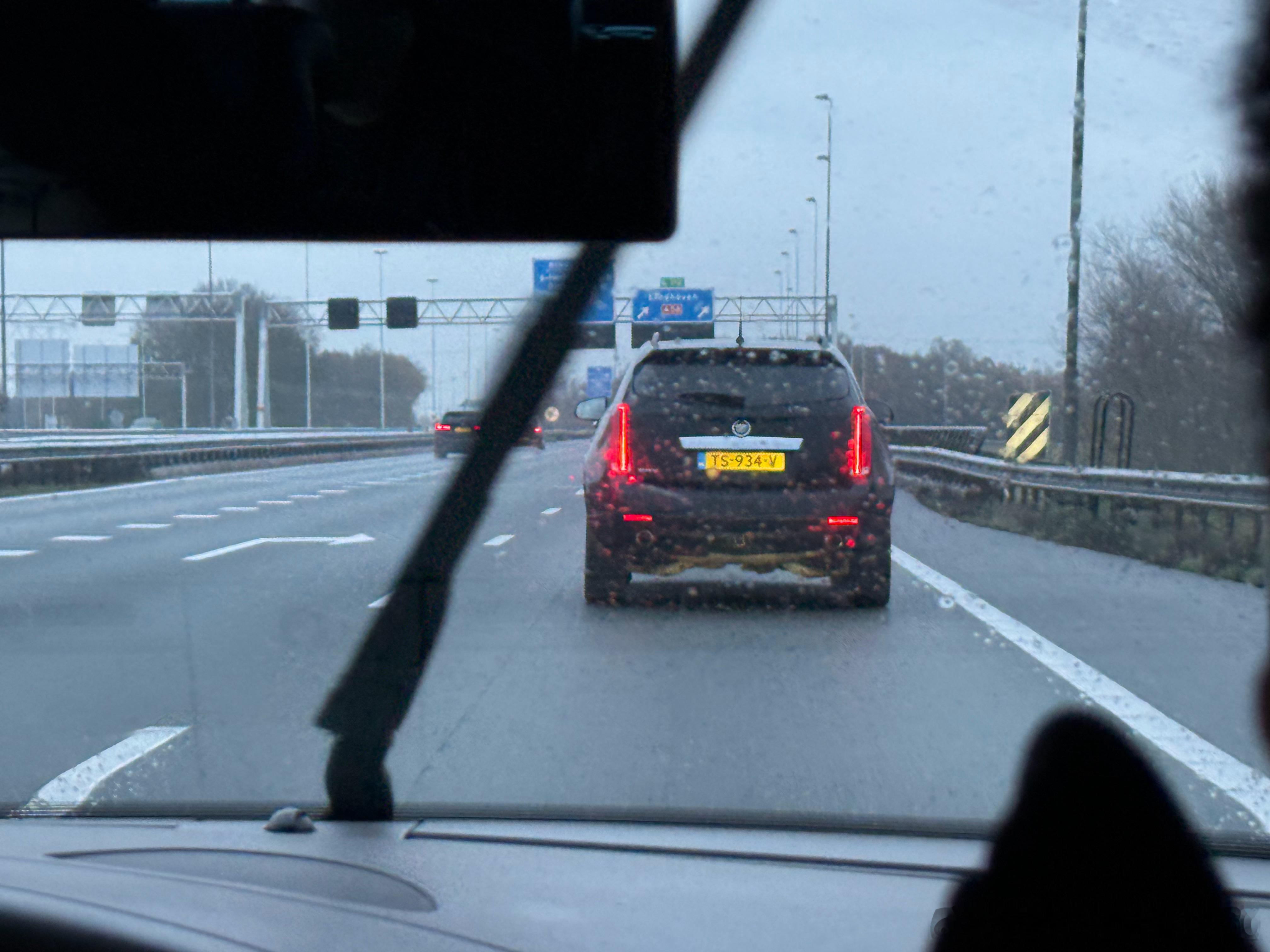 荷兰路上见到什么车都不奇怪美规SRX都有在上海烂大街在欧洲绝对是稀奇货更何况