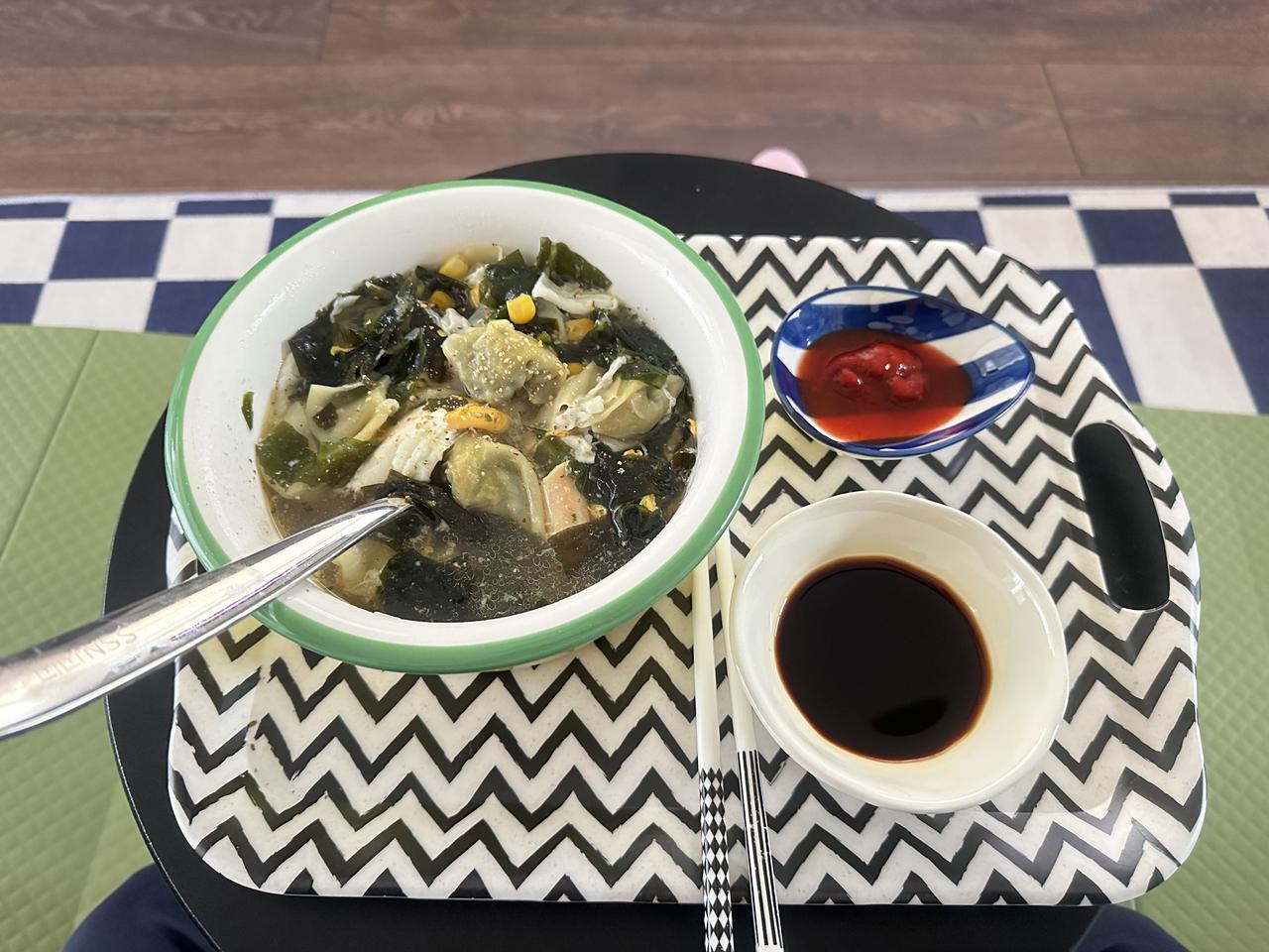 今天早上突然很想吃馄饨一个月前自己包的馄饨，很速冻加点裙带，一颗鸡蛋，还