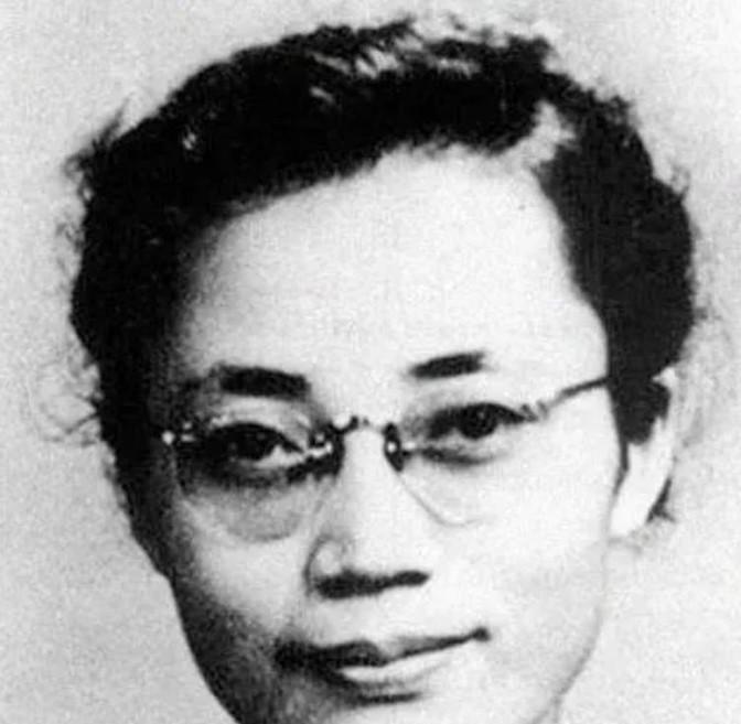 1950年，被折磨到体无完肤的萧明华，听闻敌人要枪毙自己。突然，抬头说：“我可以