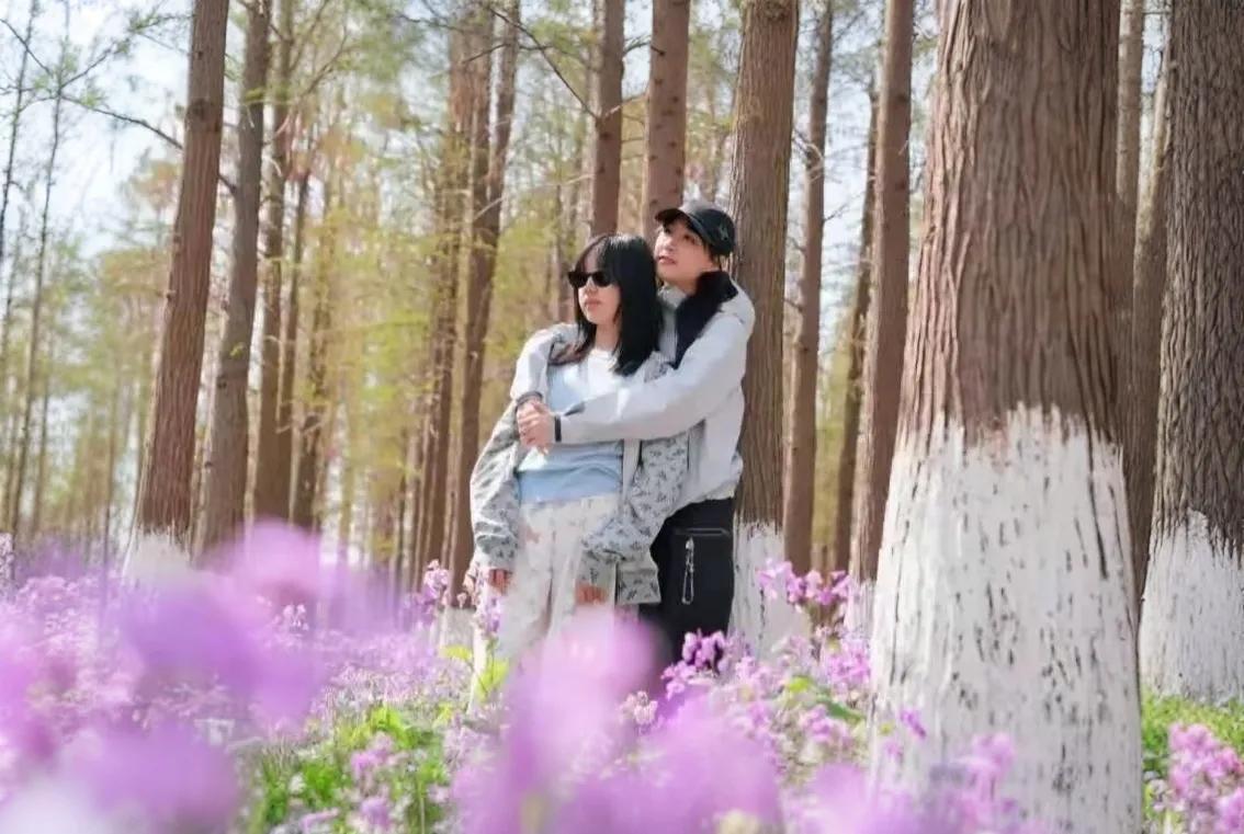 五一佳节，雷佳音携一家四口惬意度假。他与妻子站一起年龄差直观可感，却甜蜜满溢。1