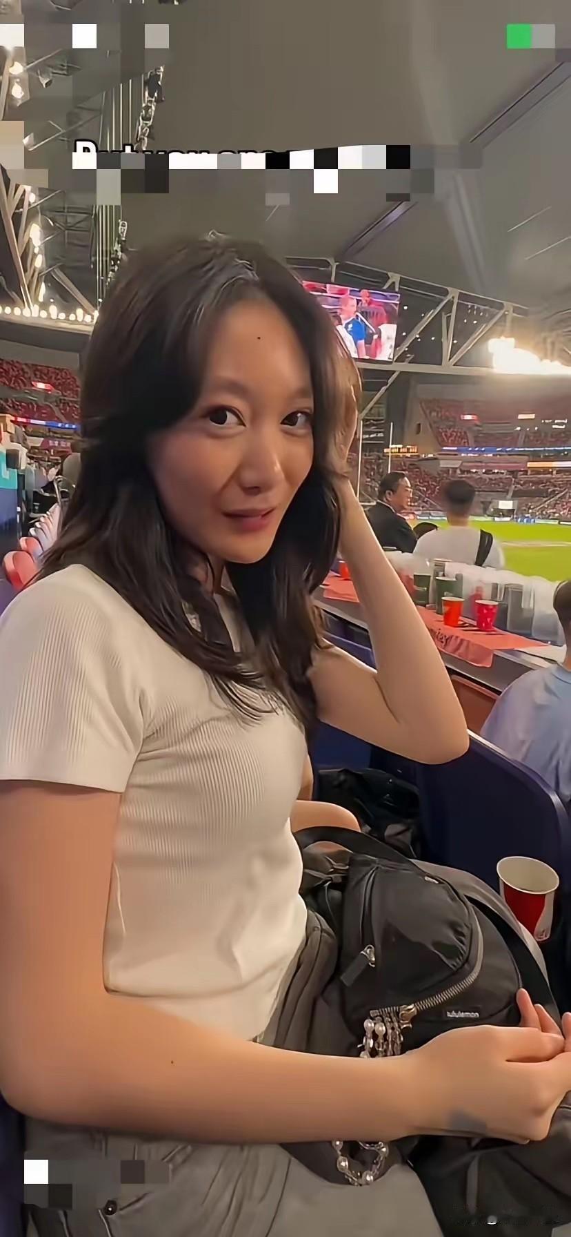 李小鹏女儿这是长残了吧14岁的年纪，发育的过分成熟，妥妥的ABC长相，完全