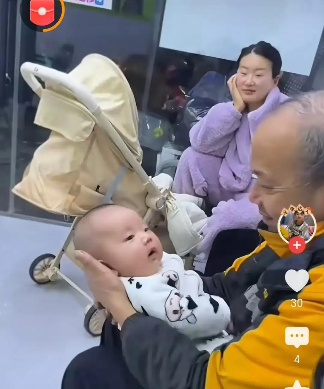 希希爷爷奶奶把他宠成小太阳，下班一进门先抱起来转三圈，嘴里喊着宝贝累不累，饭已经