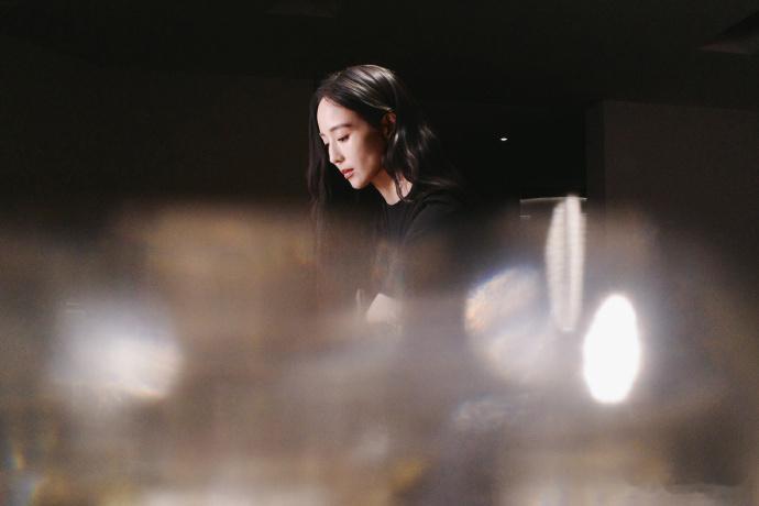 张钧甯好有高级感张钧甯好香黑白映画的氛围真的是觉得张钧甯好有高级感，咱们姐姐仿