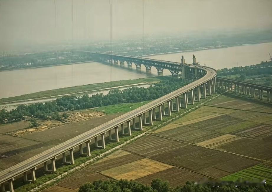 上个世纪70年代末80年代初期南京长江大桥的老照片。画面中的位置是南京长江大桥的