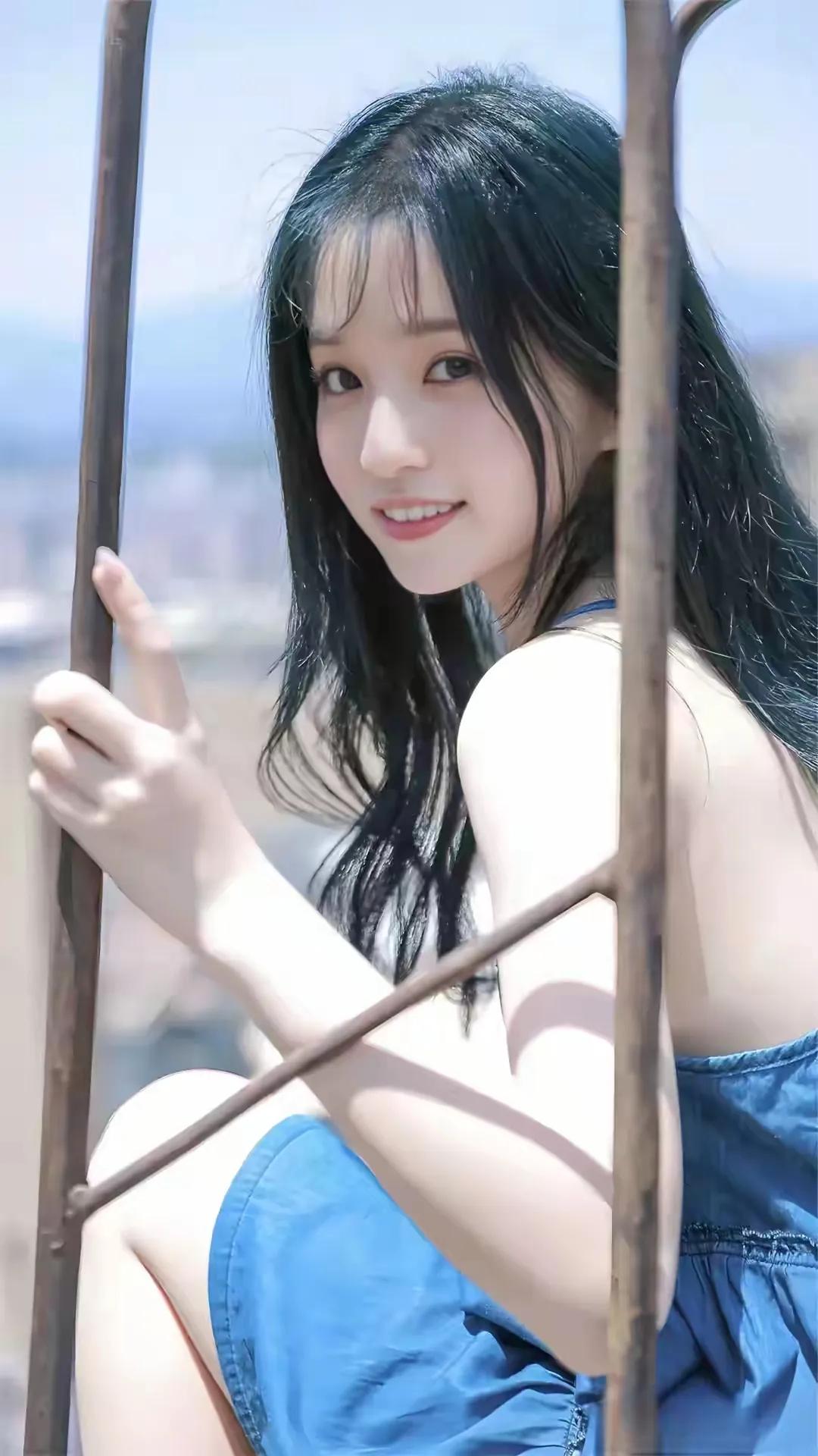 少女摄影|NO.0192期清纯少女户外随拍克莱因蓝吊带连衣裙称得皮肤白到发光