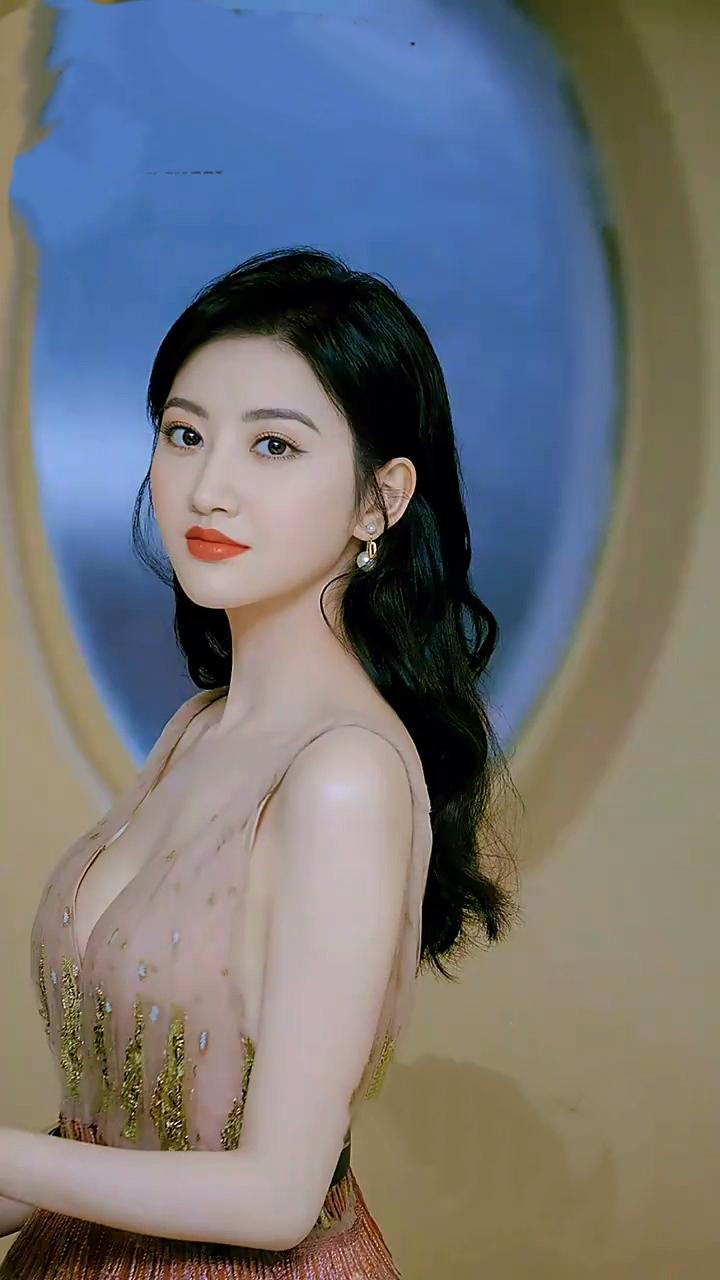 景甜身姿丰匀有致，直角肩配纤细小腰，曲线柔美尽显富贵温婉气韵[比心][比心][赞