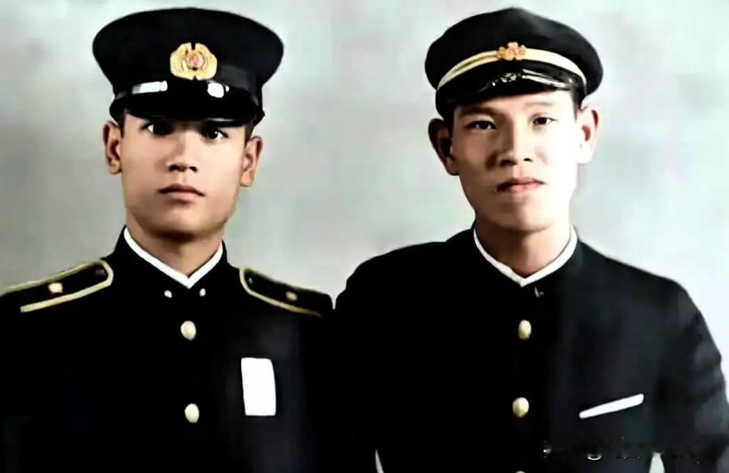 1942年，日据时期的台湾，李登辉穿着日式学生服装与穿着台湾警察服装的哥哥李登钦