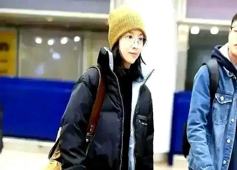 米兰的商场里，中国人把优衣库羽绒服当奢侈品抢。不是买不起大牌，是觉得花几千