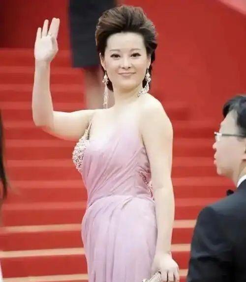 虽然袁立发福了，但她很耐看，是那种很高级的美，比陈红和许晴有气质。她属于第一眼