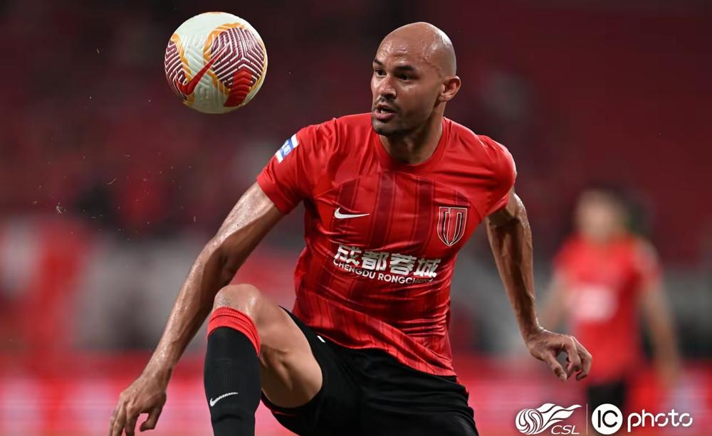 蓉城两大核心，缺席冬训首训！阿布扎比的烈日晒着蓉城队的训练服，新帅阿洛伊西的