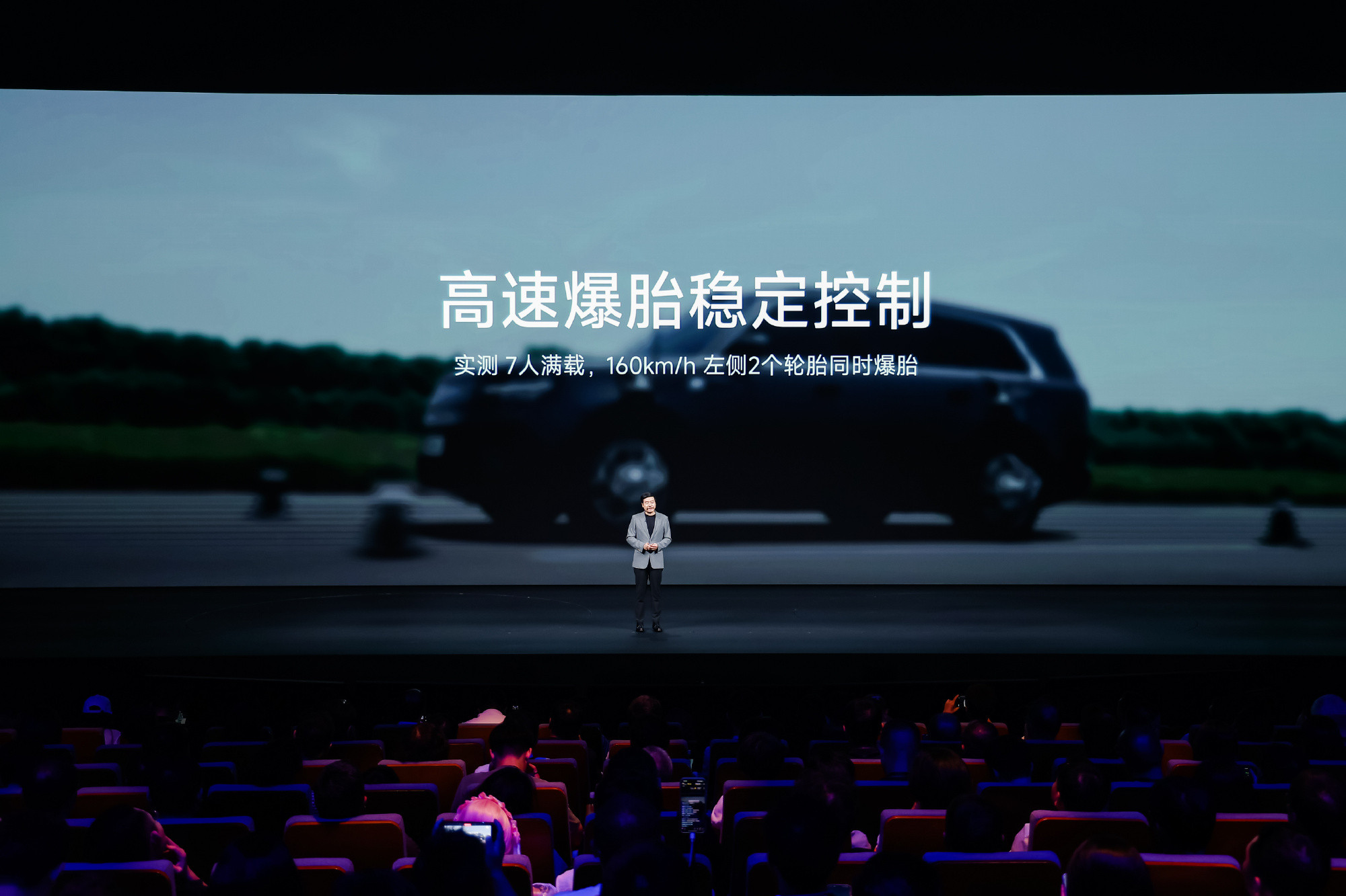 太极限了！满载7人，160km/h时速，左侧双轮同步爆胎，小米澎程N9...