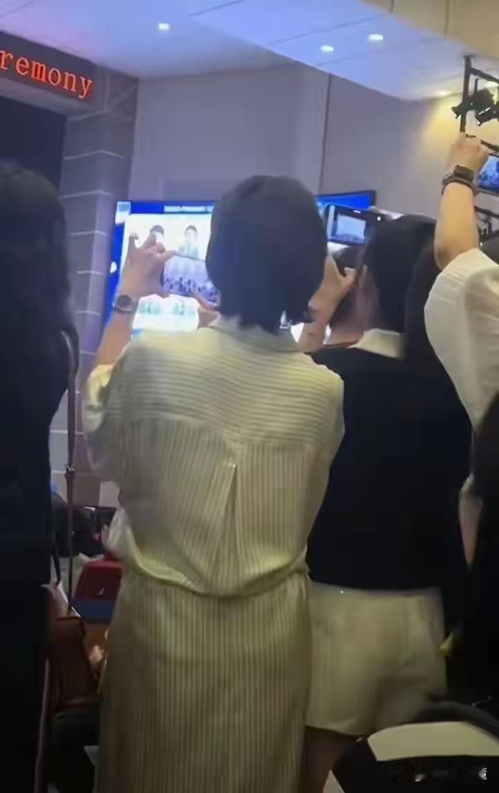 前央视一姐支持人董卿终于露面了，这次露面是参加她儿子的小学毕业典礼，轮到自己儿子