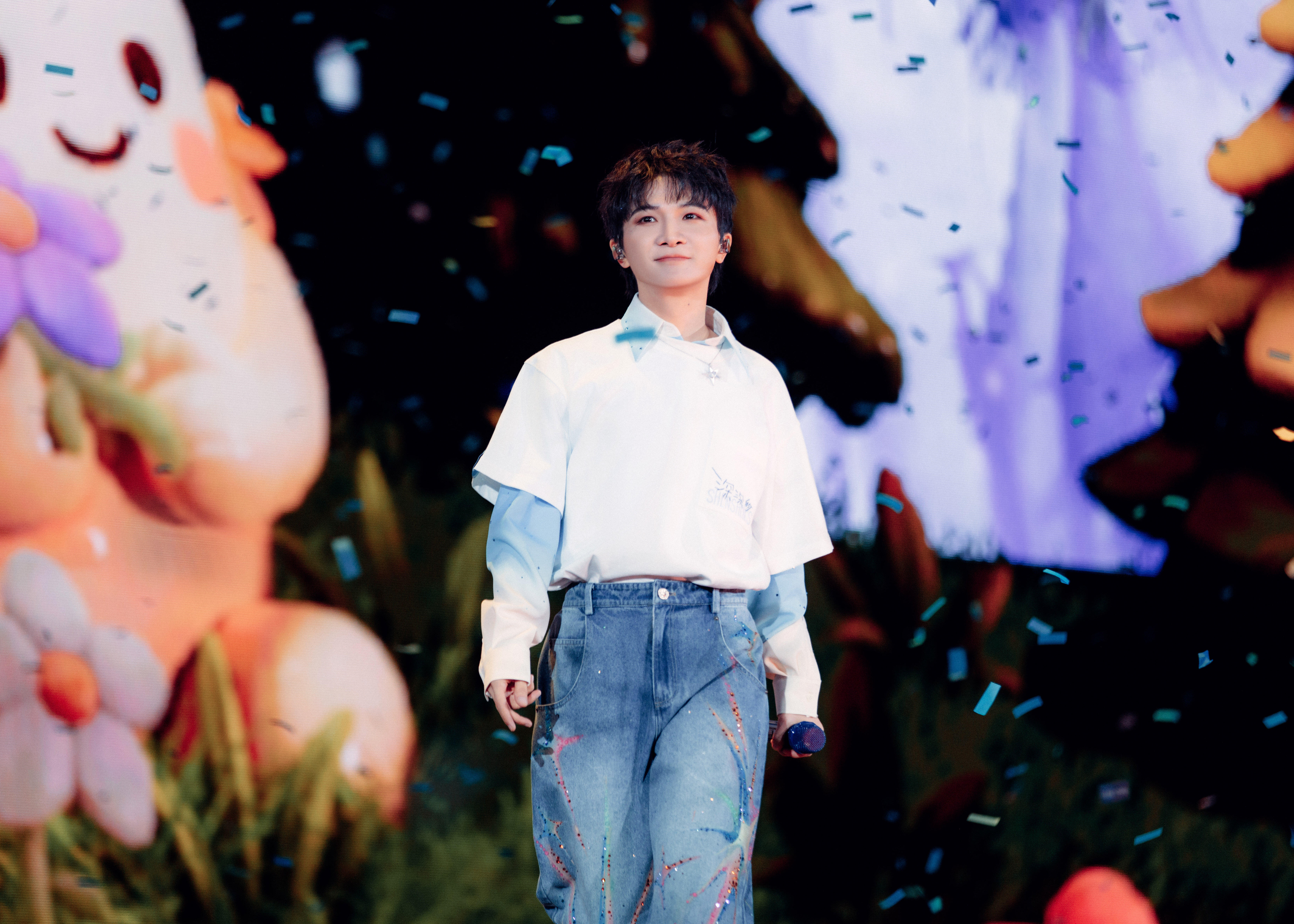 不愧是你周深！合肥演唱会直接杀疯了！山顶视角望去全是灯海，他一开口瞬间被蛊住，声