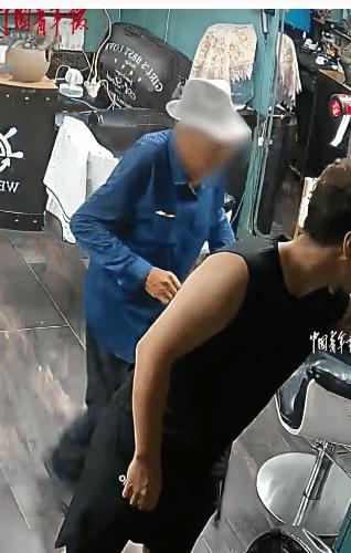 黑龙江，老人借用理发店卫生间出来。他突然跟店员说:“我老了，不小心把卫生间弄脏