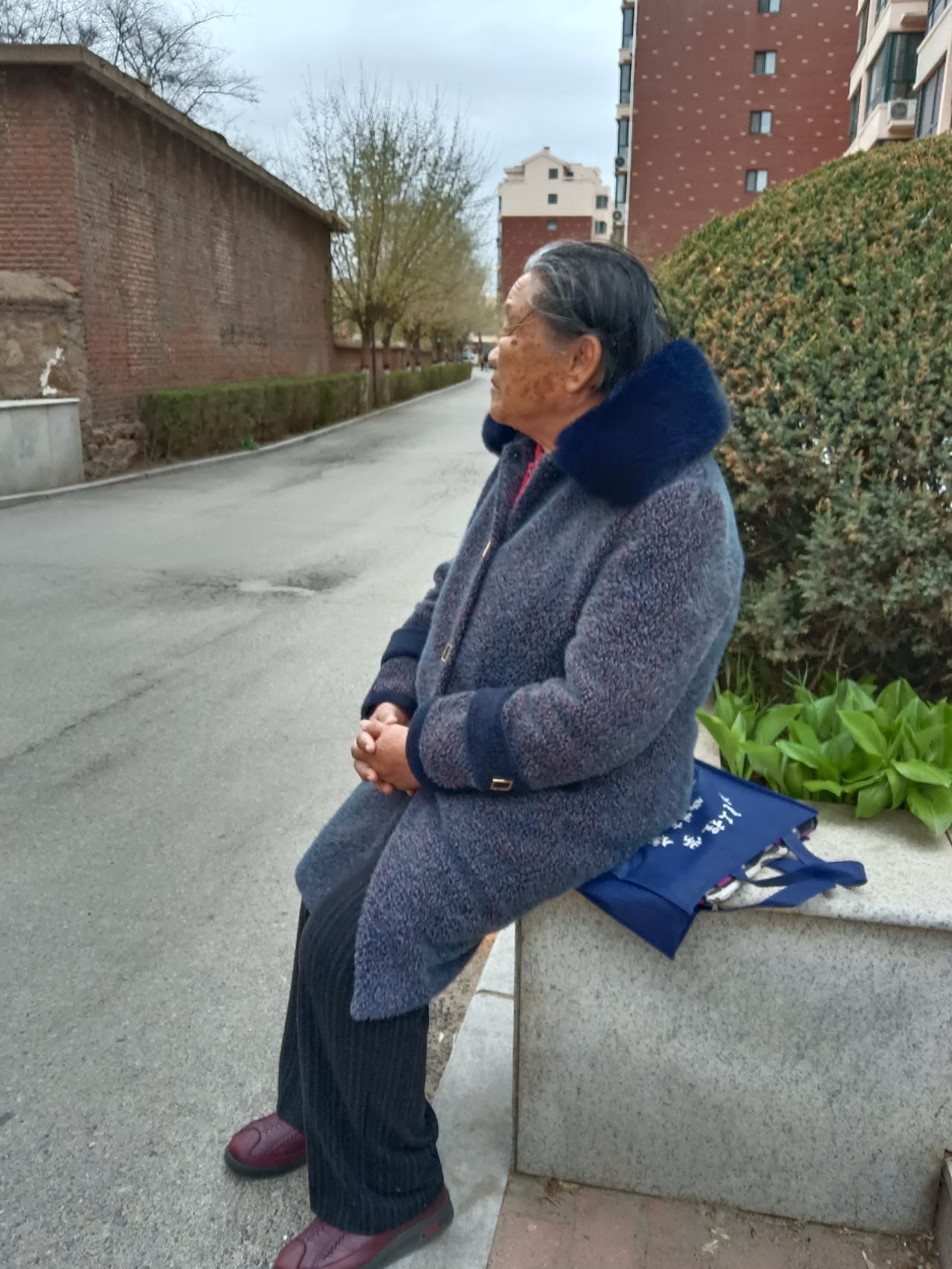 老伴上县里侍候90岁的婆婆，我独自在农村的平房里，因为还没退休啊只能两地生活，我