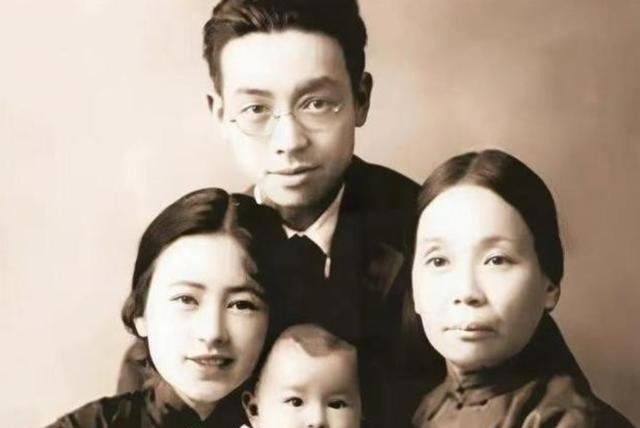 1903年，30岁事业有成的梁启超和17岁的黄花大闺女王桂荃同房，大汗淋漓过后，