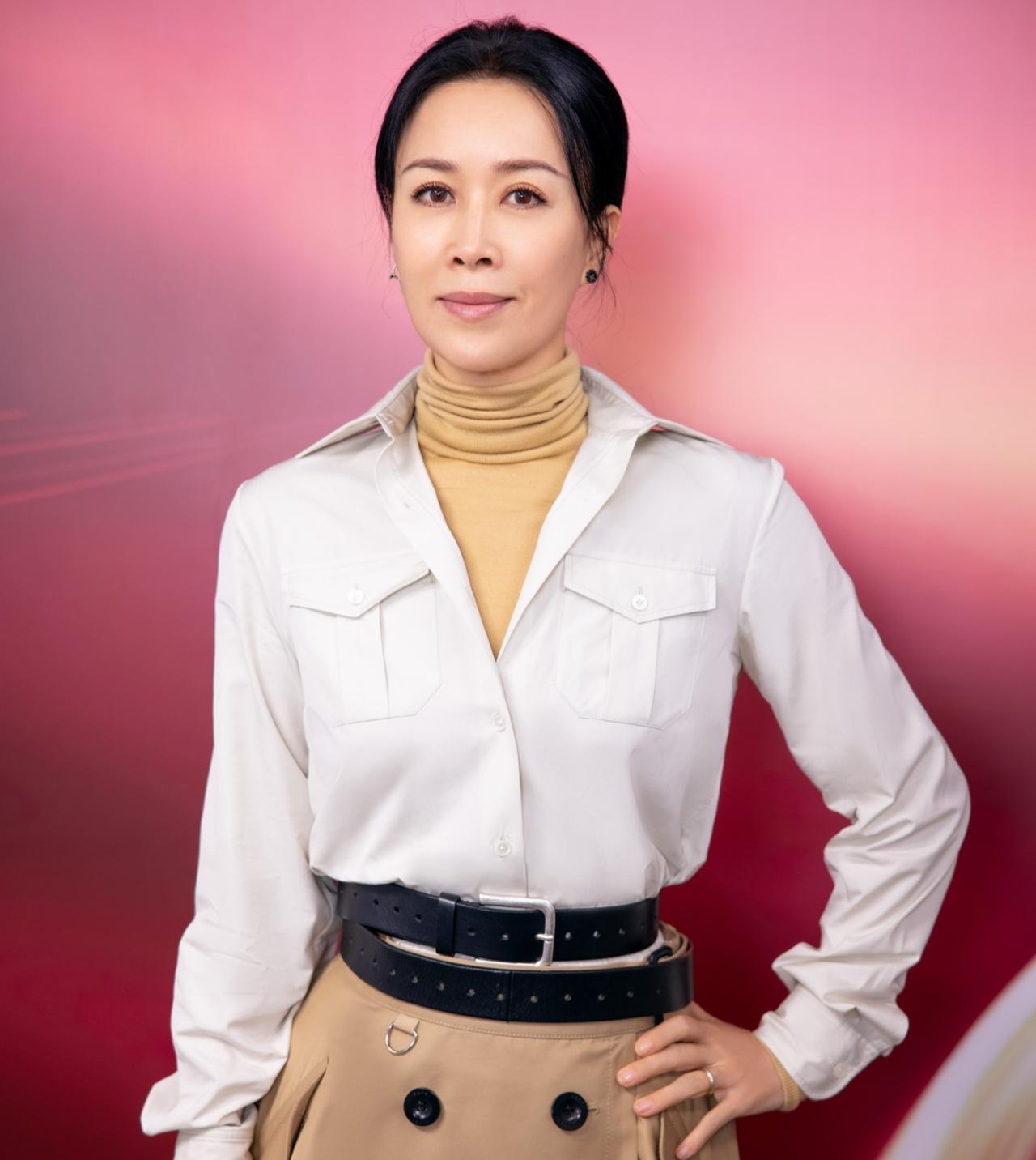 1990年，刘青打电话叫那英去唱《山不转水转》。那英正在家里打麻将，十分不情愿: