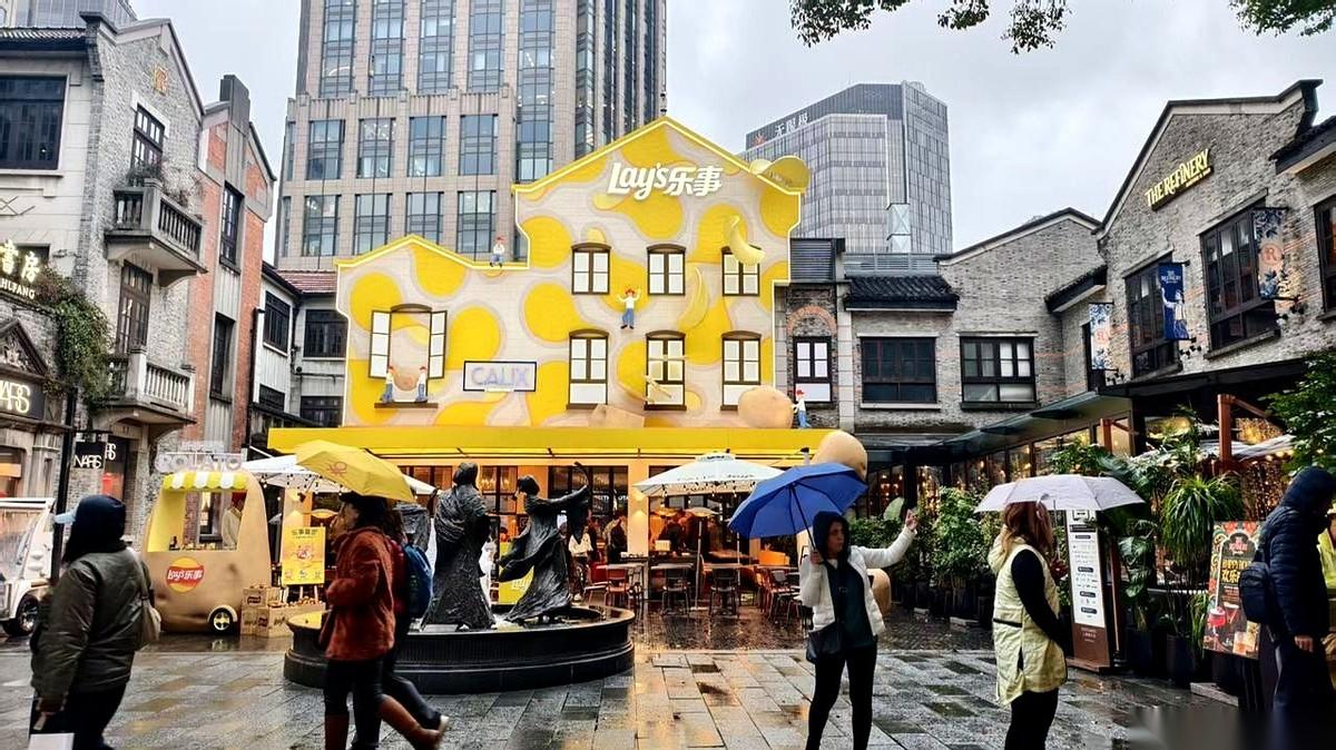 你把那本红封皮的房产证拿在手里，名字是你的，地址是你的，钢印也是真的。但你信不