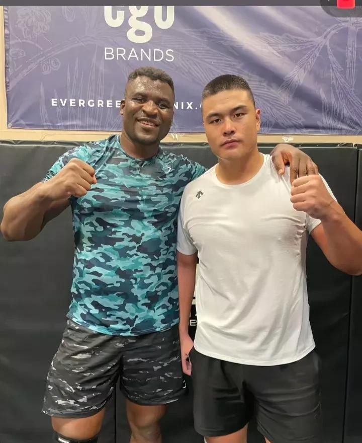 张名扬和铁血在一起合影，张名扬体型都要超过他了，铁血在UFC是重量级别的。铁血