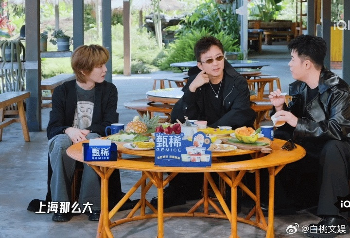 鹿晗和邓超陈赫有代沟了哈哈哈哈哈超哥赫哥唱“美丽的西双版纳”时，那个投入程度，