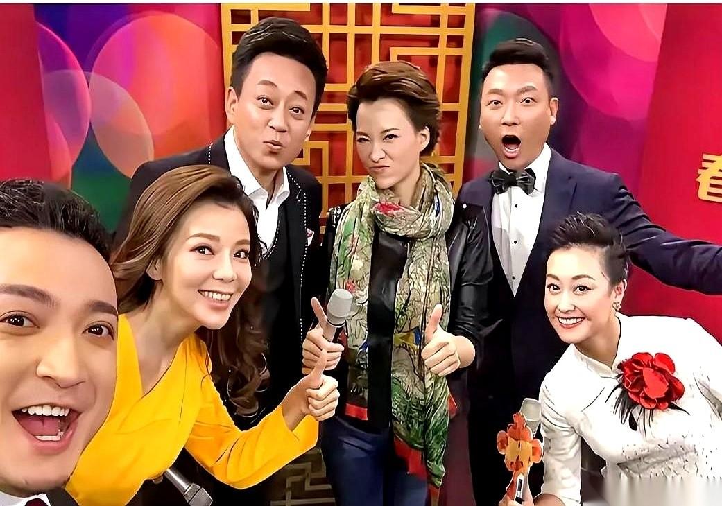 翻出这张早年春晚主持人的后台合照，绝了。平时在台上一本正经的“国脸”们，私下里连