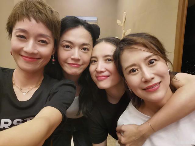 笑容这种东西是最容易装出来的，所以人幸不幸福不要看脸上有无笑容，而是要看眼里有无