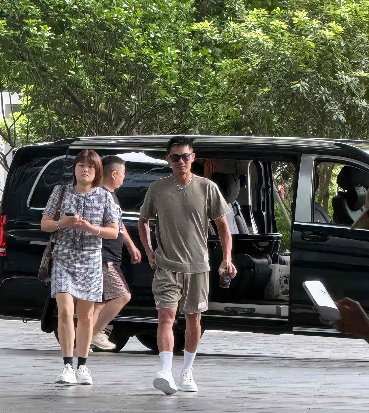 近日，林丹现身深圳湾，林丹谢杏芳国际羽毛球交流中心，参加DANLIFE揭幕。