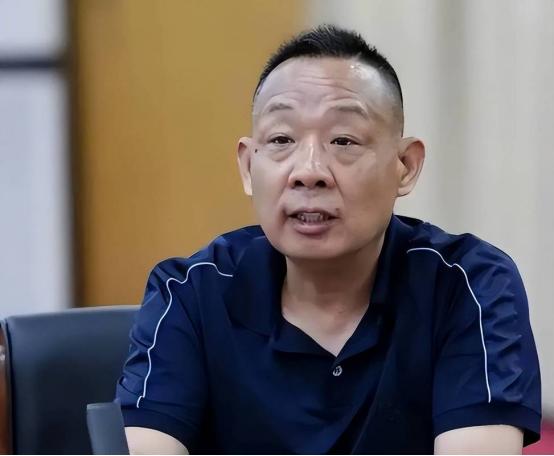 8月7日，于东来在直播里宣布了一件事：胖东来许昌生活广场店，今年12月要关门。