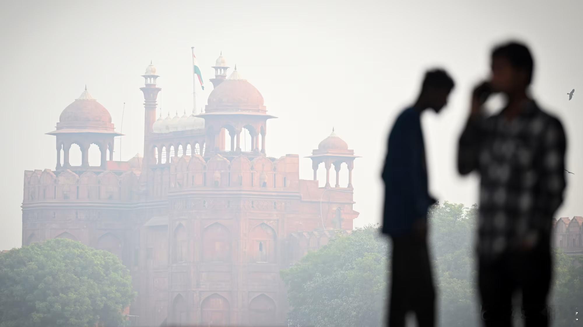 【雾霾再次笼罩世界上污染最严重的首都，新德里居民们已经忍无可忍】（CNN）新德里