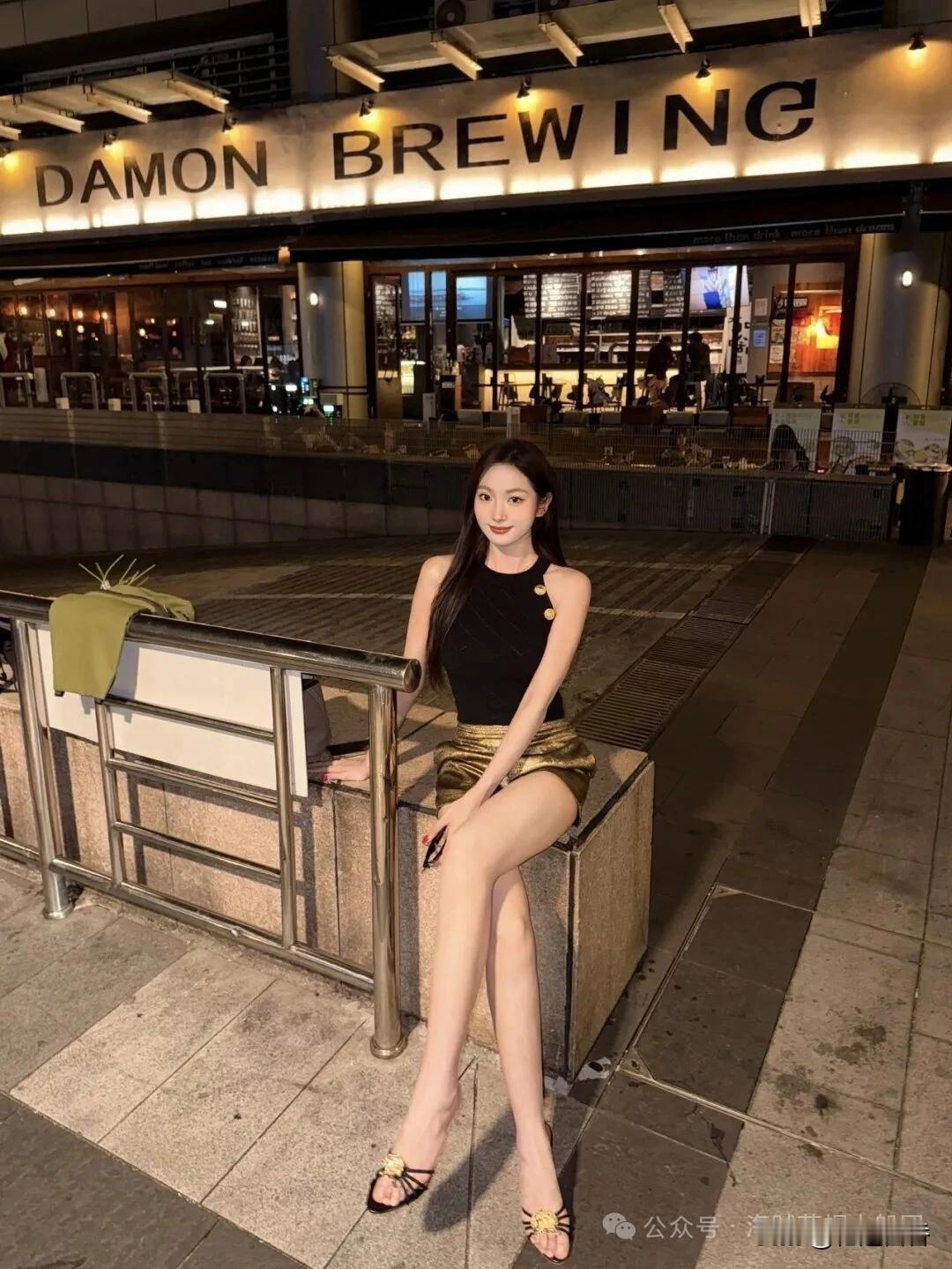 夜晚的街头，惊艳的穿搭，DAMONBREWING的灯光下，你是最亮眼的风景。什