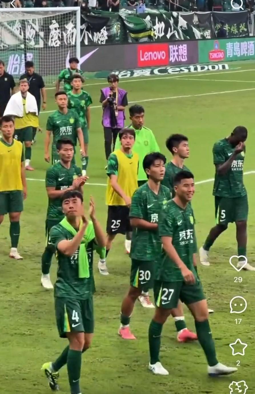 国安2-3不敌海港，全队死气沉沉，唯有王刚笑呵呵的！国安主场输给海港，落后积分