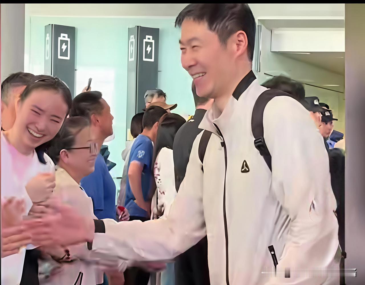 王励勤身背双肩包，手推一个大箱子走在队伍中，谁能相信他就是乒协主席。王励勤带领