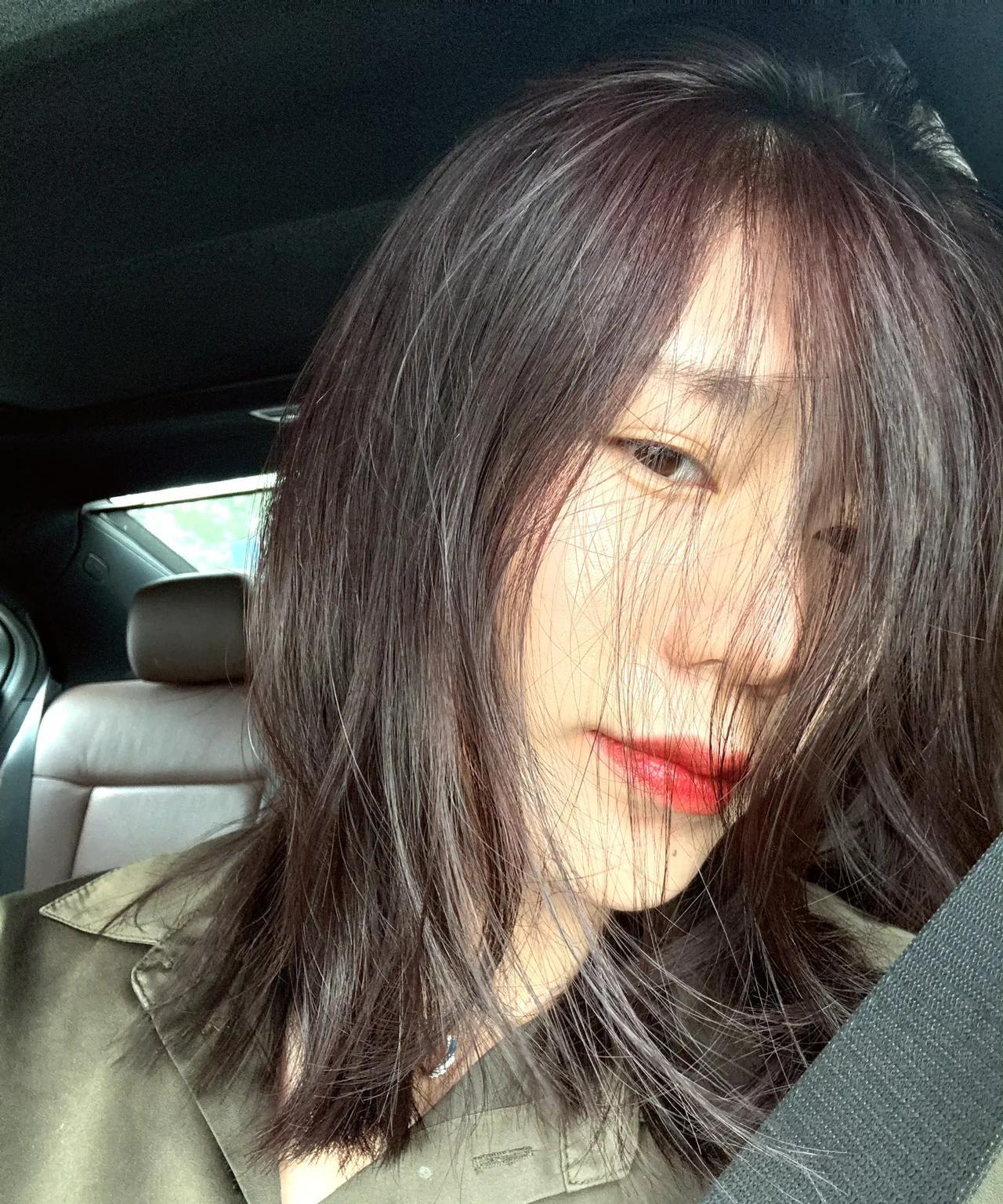 天津女排王艺竹的自拍照来了，风格变化还真不小，差点没认出来[大笑]竹子好像瘦了