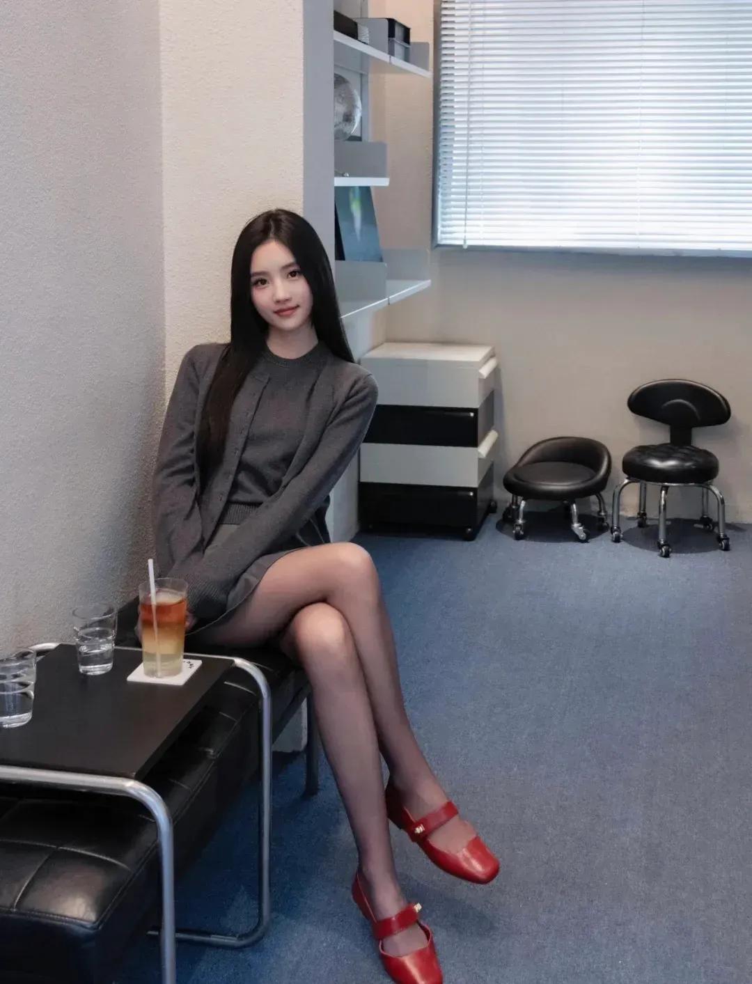 这套穿搭是甜酷轻熟的灰调学院风，把温柔松弛和灵动细节结合得很巧妙。深灰针织上衣+