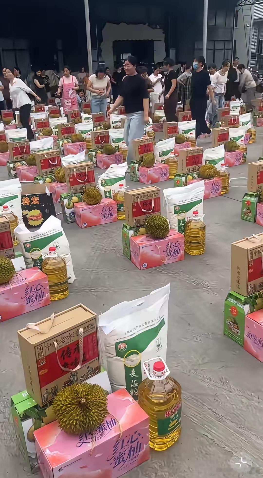看看别人家公司的中秋福利！大米、食用油、水果礼盒全都安排上，连榴莲都有。满满当当