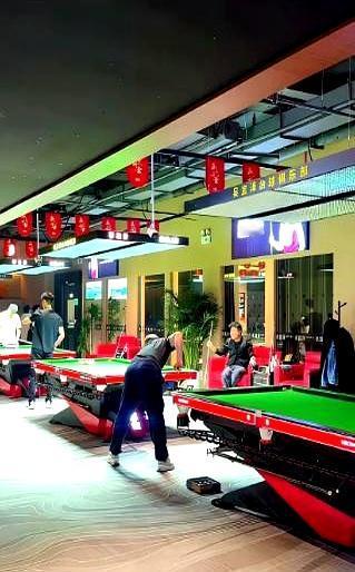 台球圈真变天了？吴宜泽不打球，改行当老板了。兰州那边直接搞了个2000平