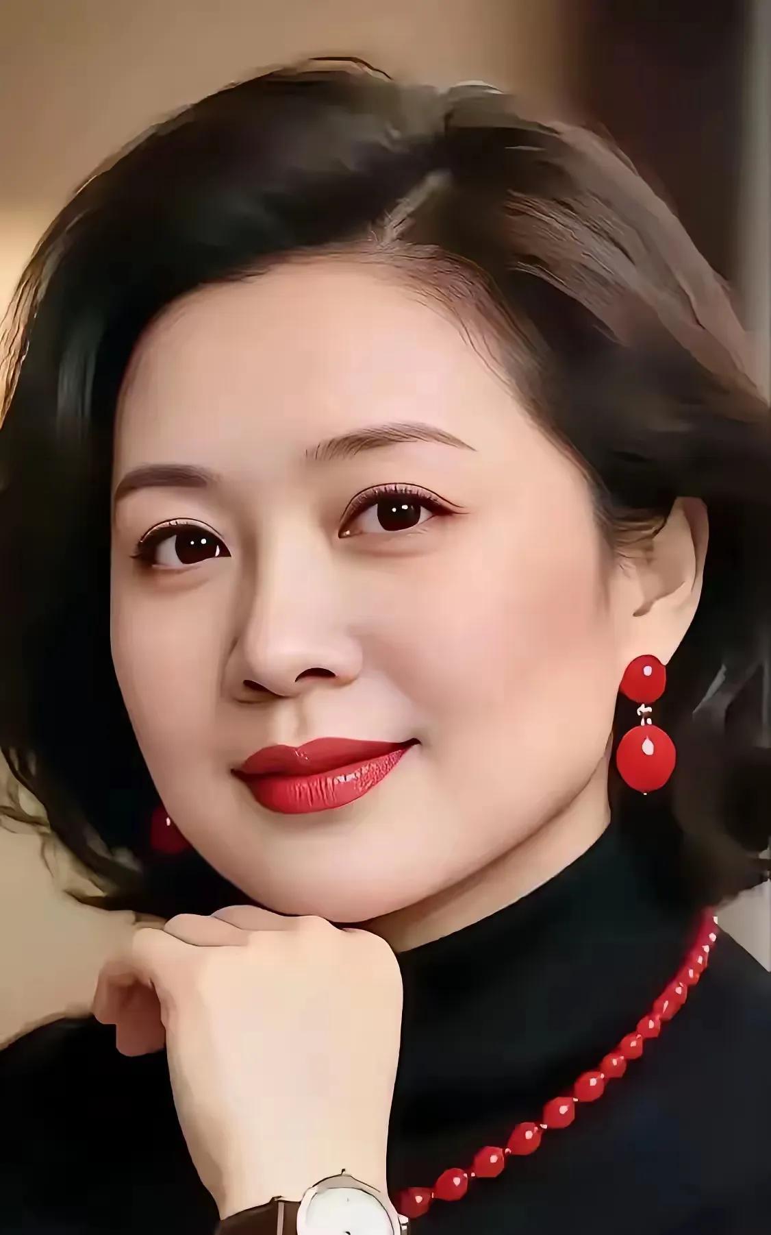 端庄高雅心儿醉，贤妻陪伴终不悔。温婉出众度光阴，……请友续句【柳眉杏眼樱