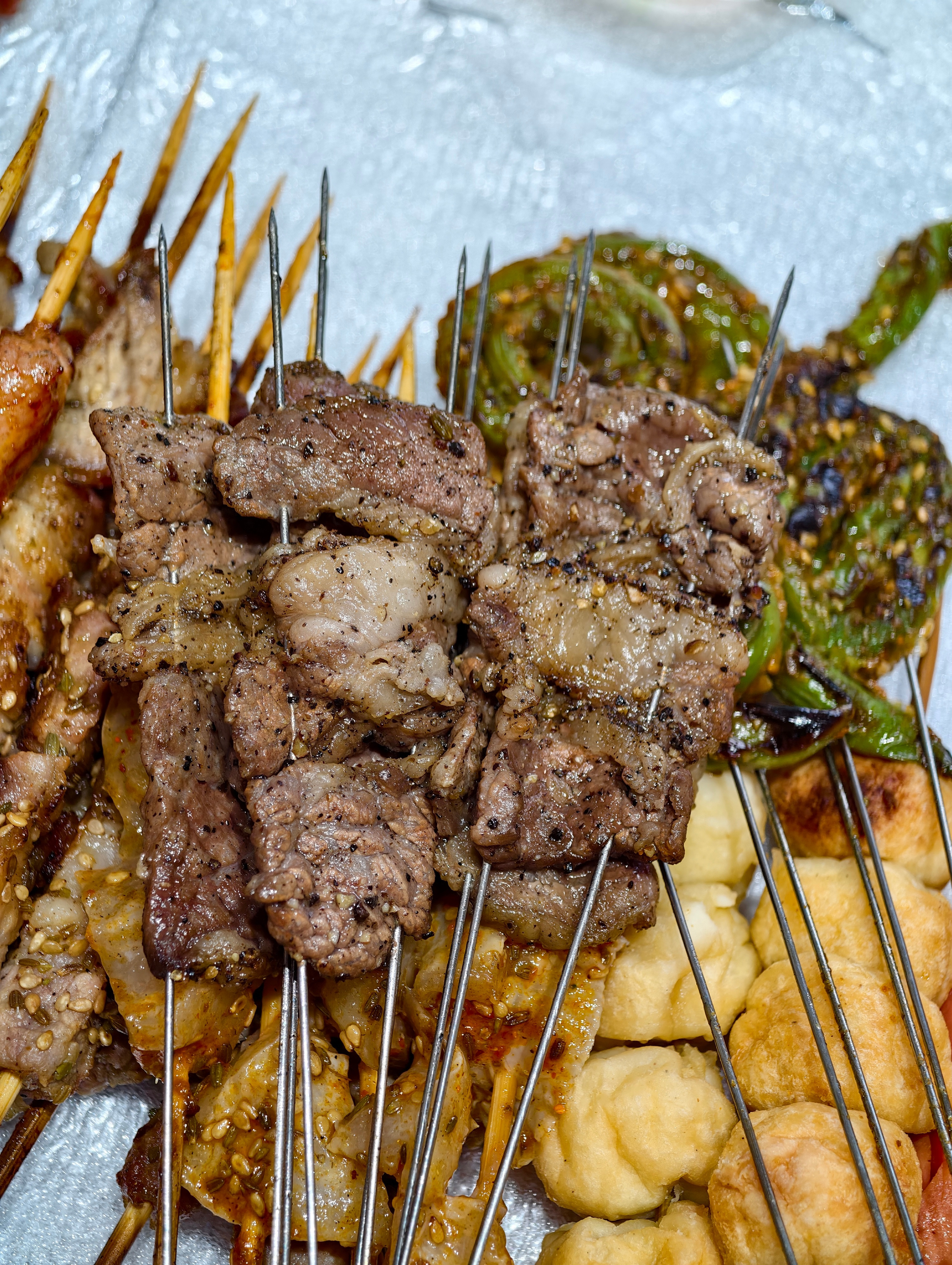 都吃了吗？带娃出不去整点外卖烤串我讲两句：“虾我必须吃扒好的”，家庭帝位你们品吧