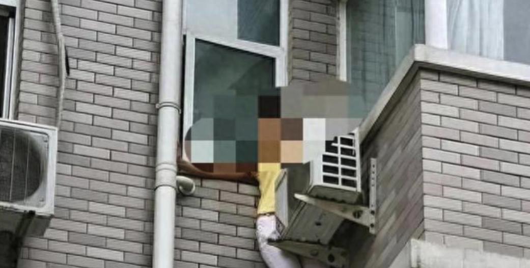 湖南一男子爬上了阳台修空调，恰巧看见了对面阳台上正洗澡的女邻居，女邻居大叫“有流
