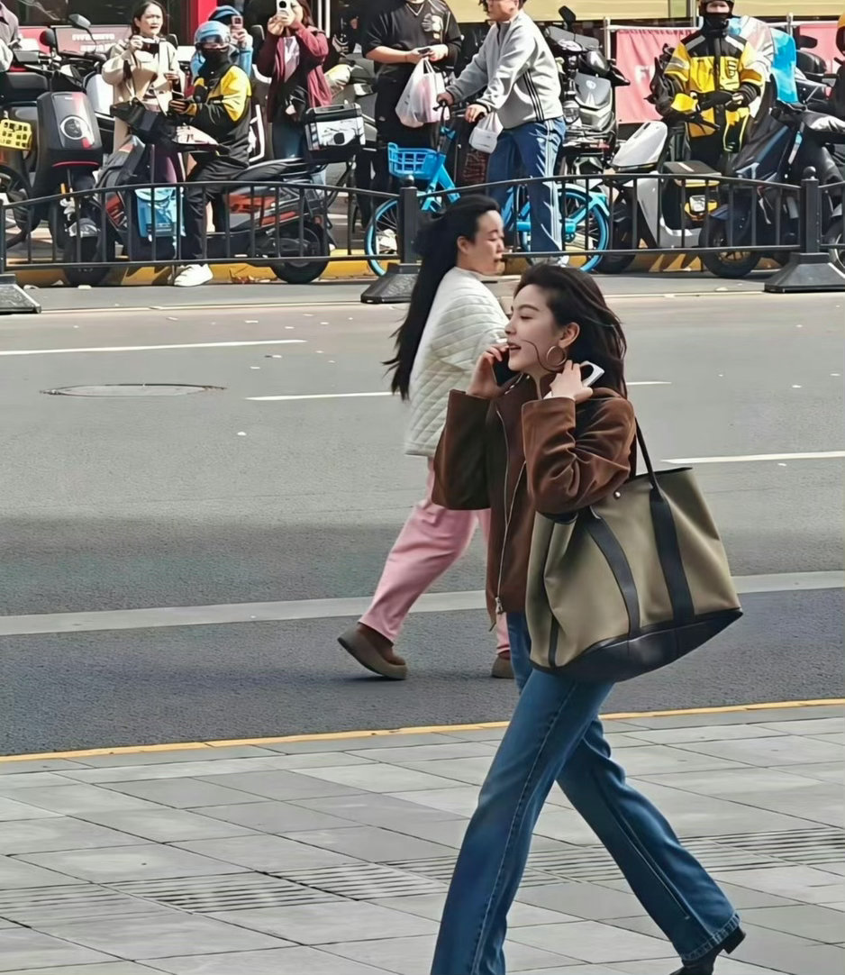 偶遇章若楠就懂明星的淡颜在现实中的冲击力有多大了我将逐张学习章若楠的游客照